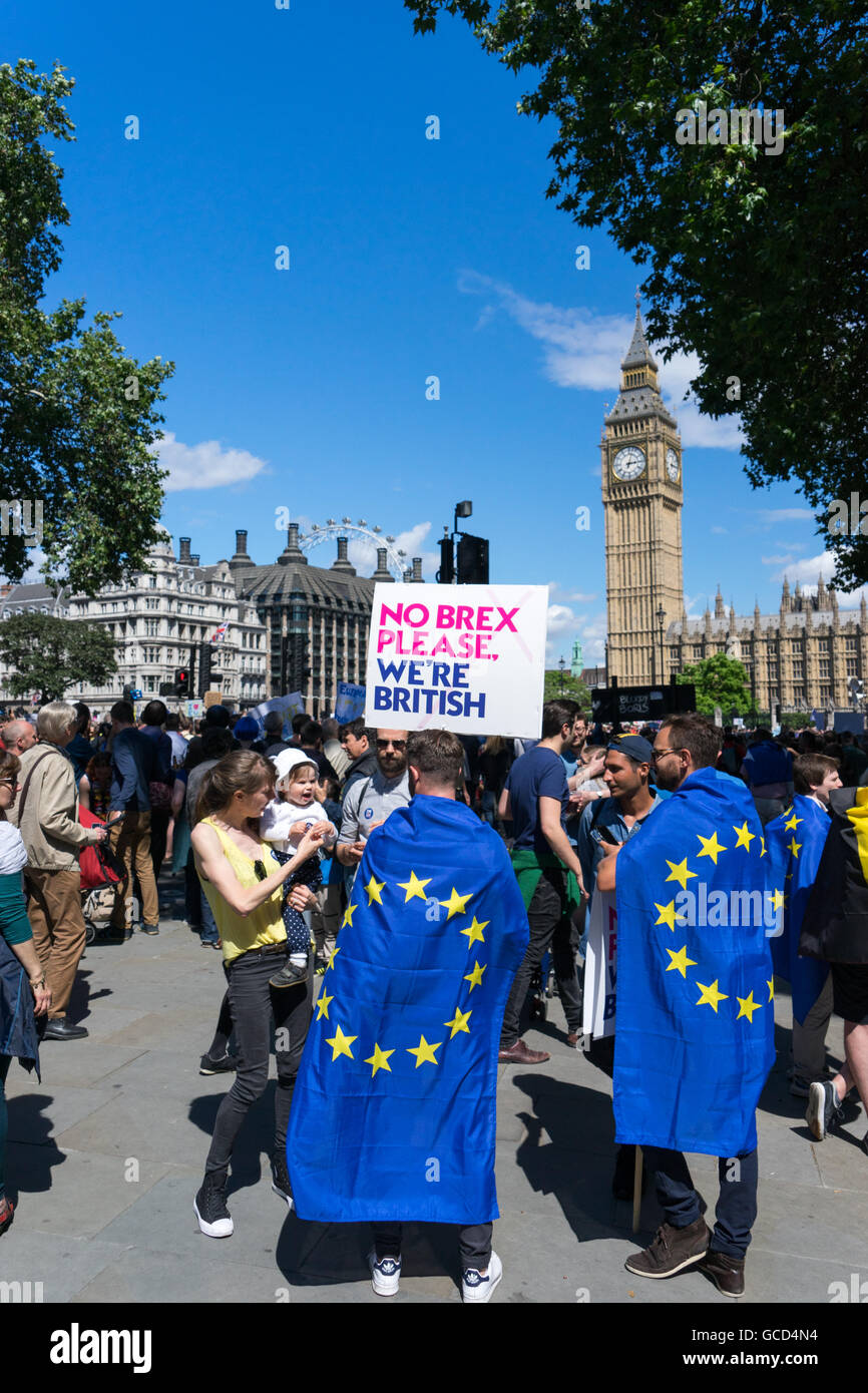 Des manifestants anti- Brexit bannières vague contre la décision des gouvernements britanniques de quitter l'Union européenne, les foules sur la rue près de parlement de Westminster. Banque D'Images