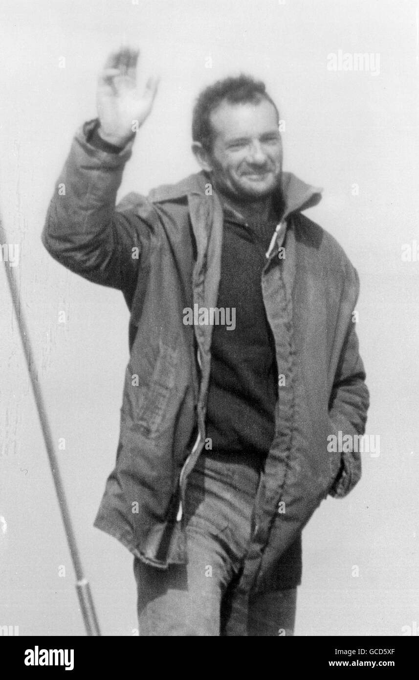 AJAXNETPHOTO. 1976. PORTSMOUTH, Angleterre. - ATLANTIC TRIANGLE RACE - Pen Duick VI / SKIPPER : Eric Tabarly (FRA) VAGUES À WELLWISHERS COMME SON YACHT franchit la ligne d'ARRIVÉE PHOTO : JONATHAN EASTLAND / AJAX REF:HDD   1976 TABARLY PEO Banque D'Images