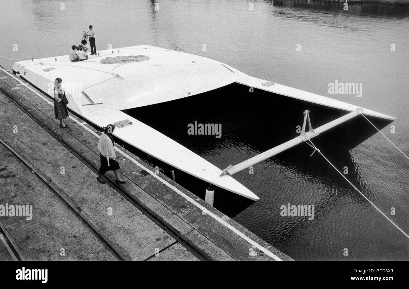 Nouvelles photos d'AJAX. 1986. IPSWICH, Angleterre. - Nouveau chat lancé. - ROBIN KNOX JOHNSTON, dans sa toute dernière machine, le catamaran 60 PIEDS DE BRITISH AIRWAYS 1, CONÇU PAR ROD MCALPINE-DOWNIE. PHOTO:JONATHAN EASTLAND/AJAX REF:AIRWAYS 1986 2 Banque D'Images