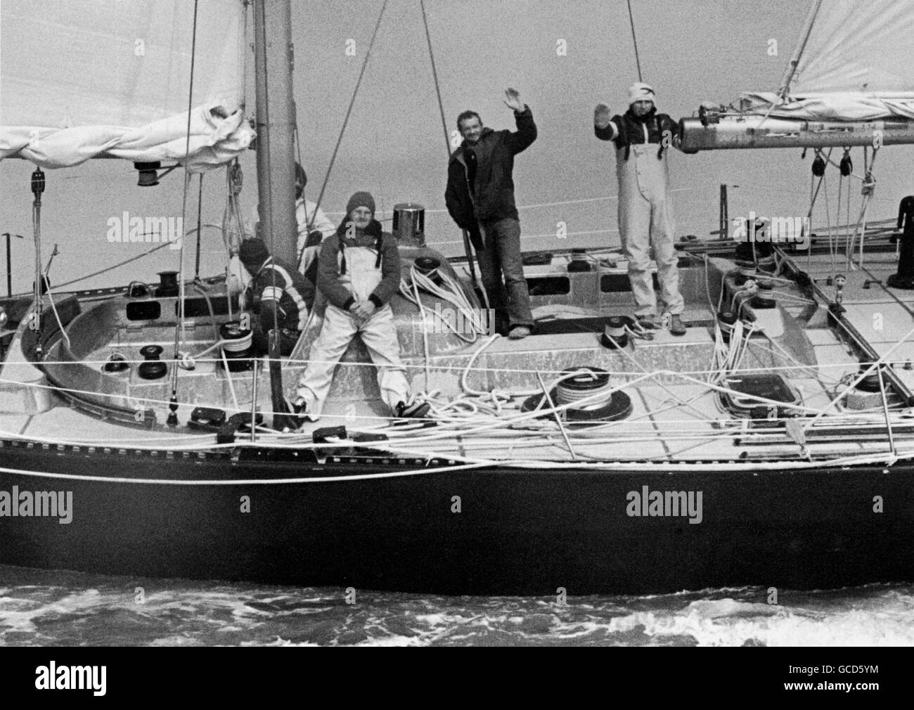 AJAXNETPHOTO. 23E MARS, 1976. PORTSMOUTH, Angleterre. - Enfin de retour au pays ! - ERIC TABARLY, skipper de Pen Duick VI VAGUES HEUREUSEMENT DEPUIS LE PONT COMME LE GRAND KETCH en aluminium s'APPROCHE DE LA LIGNE D'ARRIVÉE DE LA RIO DE JANEIRO À PORTSMOUTH JAMBE DU TRIANGLE ATLANTIQUE COURSE. PHOTO:JONATHAN EASTLAND/AJAX REF : HDD  PEO TABARLY 23  76 03 Banque D'Images