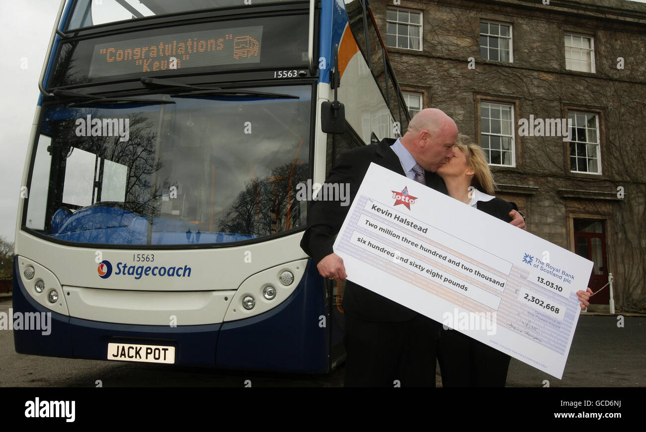 Le chauffeur d'autobus Kevin Halstead et son associé Josephine Jones au Shaw Hill Golf and Country Club à Chorley, dans le Lancashire, après que Kevin a remporté 2,302,668 sur la Loterie nationale samedi dernier. Banque D'Images