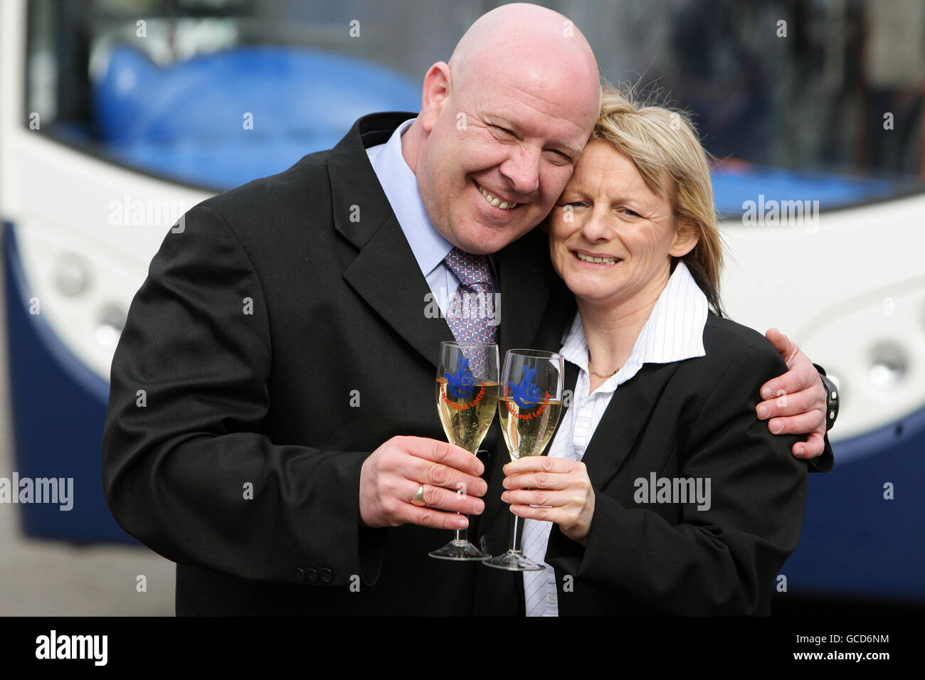 Le chauffeur d'autobus Kevin Halstead et son associé Josephine Jones au Shaw Hill Golf and Country Club à Chorley, dans le Lancashire, après que Kevin a remporté 2,302,668 sur la Loterie nationale samedi dernier. Banque D'Images