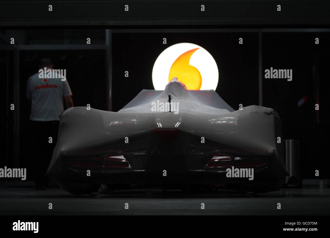 Une voiture Vodafone McLaren Formule 1 est vue sous une couverture dans le garage pendant le Grand Prix Gulf Air Bahrain au circuit international de Bahreïn à Sakhir, Bahreïn Banque D'Images