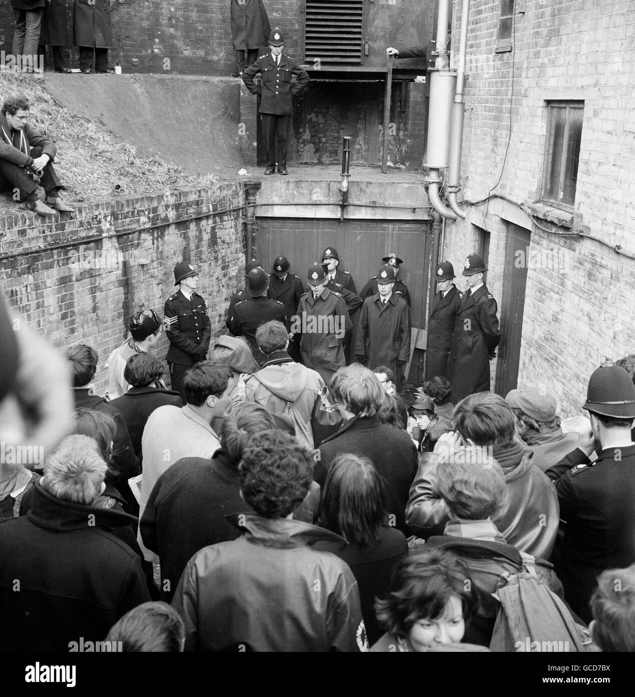 Un double rang de policiers garde l'entrée d'un bâtiment de type bunker dans le Berkshire, où des manifestants du désarmement nucléaire ont tenté d'organiser une manifestation. Banque D'Images