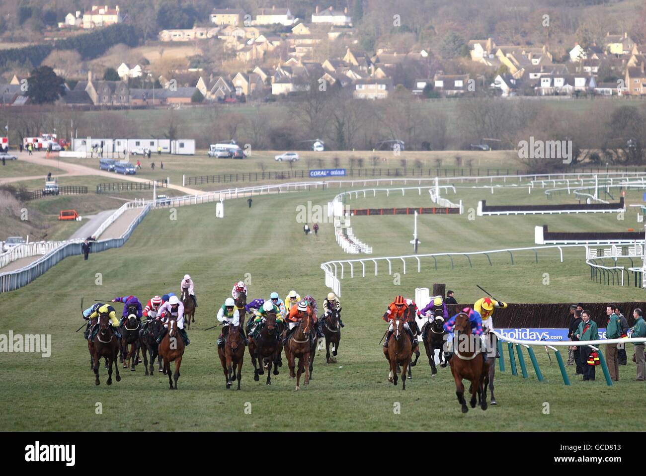 Courses hippiques - 2010 Cheltenham Festival - deuxième jour.La carte CUE de Joe Tizzard (à droite) remporte le pare-chocs Weatherbys Champion Banque D'Images