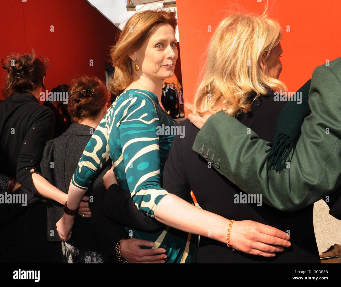 Les centres de soins du cancer de Maggie la joie de vivre la patronne la femme du Premier ministre Sarah Brown, (au centre), participe à un « Big Hug » au London Centre, lauréat du prix Stirling de l'organisme de bienfaisance, dans le cadre des célébrations de la Journée de l'amour de Maggie aujourd'hui. Banque D'Images