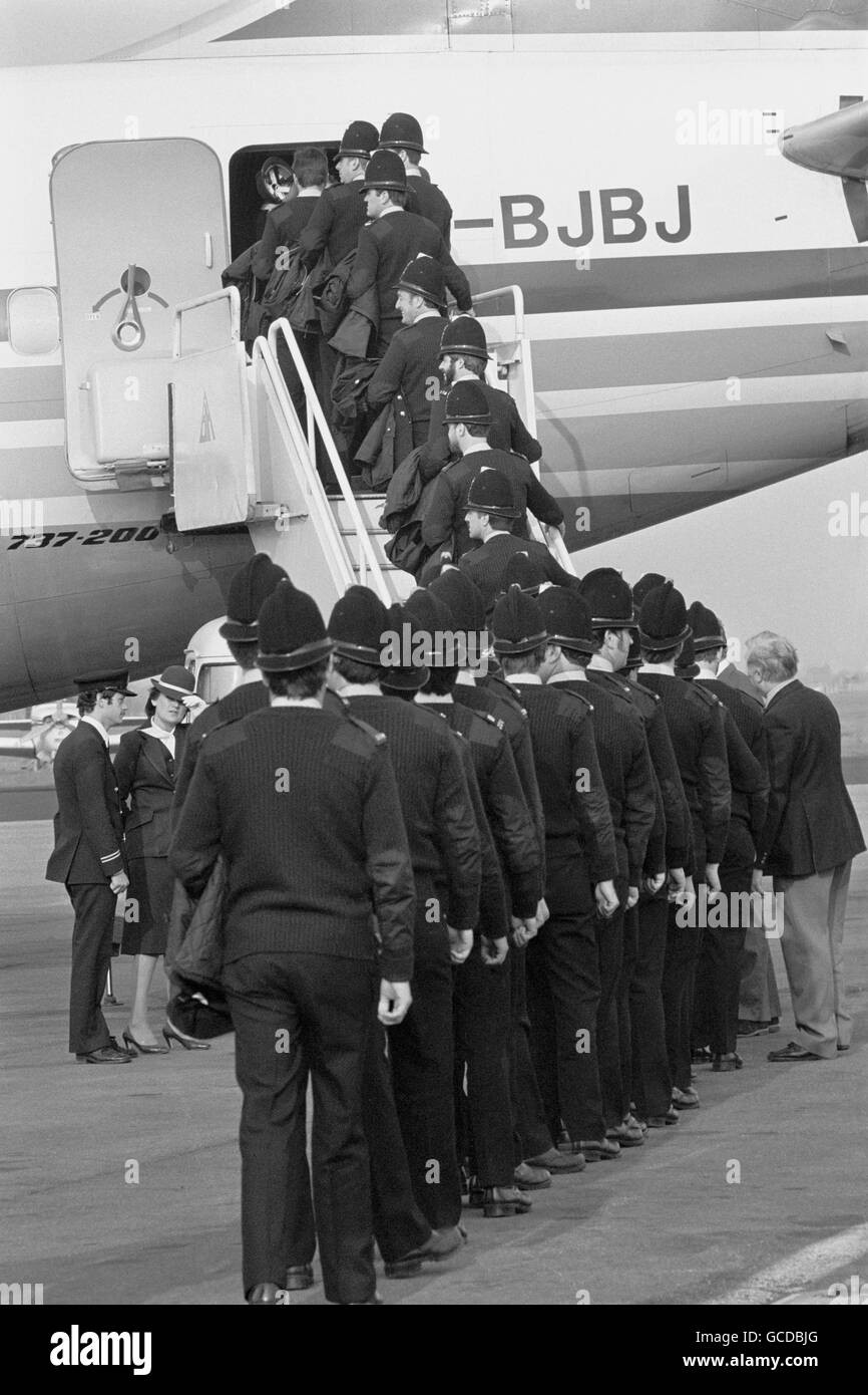 Certains des 126 policiers qui ont voyagé de l'aéroport de Hurn à Bournemouth à l'aéroport East Midlands pour rejoindre les lignes de piquetage des mineurs dans le Nottinghamshire. Banque D'Images