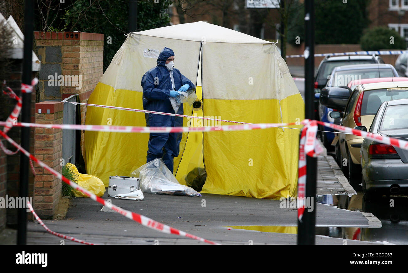 Coup de poignardé au parc d'Amhurst.Une scène de crime Officer (SOCO) au travail sur la scène d'un poignarder près d'Amhurst Park à Londres. Banque D'Images