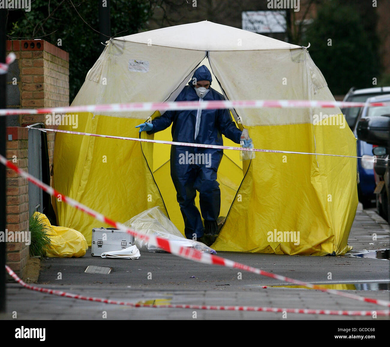 Une scène de crime Officer (SOCO) au travail sur la scène d'un poignarder près d'Amhurst Park à Londres. Banque D'Images