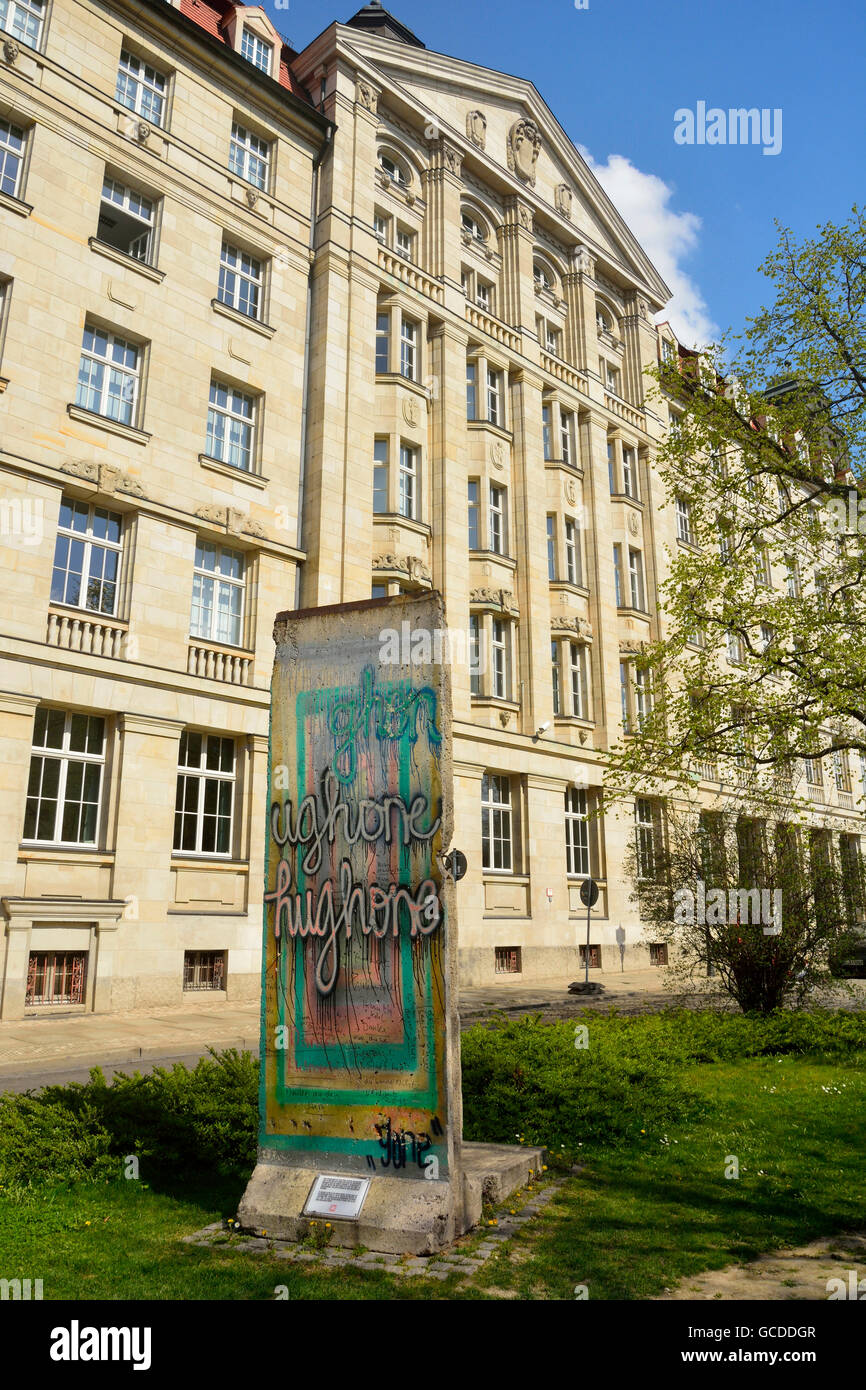 Fragment du mur de Berlin placé près du Runde Ecke immeuble sur rue Dittrichring, Leipzig, Allemagne Banque D'Images