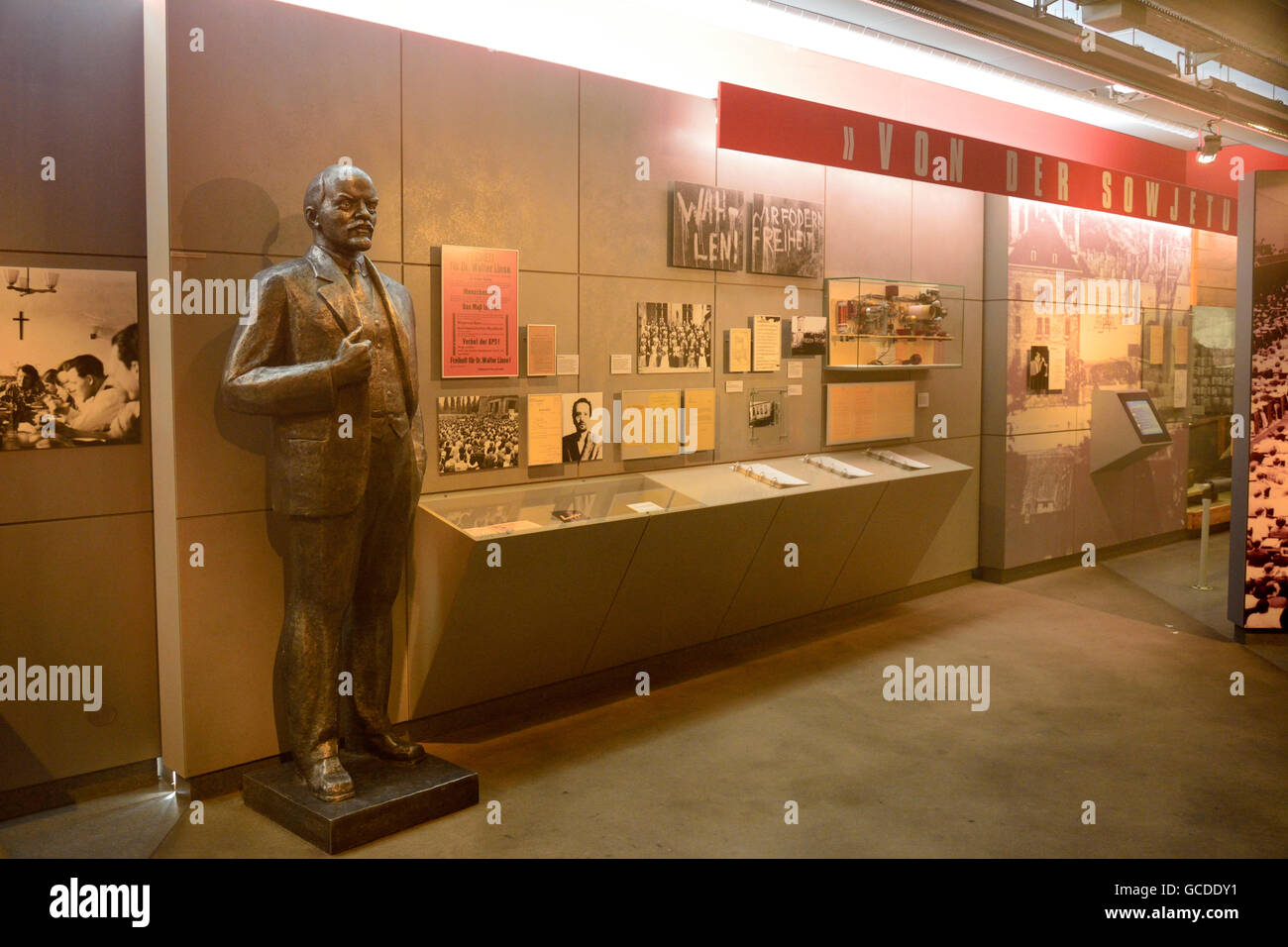 Intérieur du Zeitgeschichtliches Forum museum de Leipzig, avec archives photos, affiches, et statue en bronze de Lénine Banque D'Images