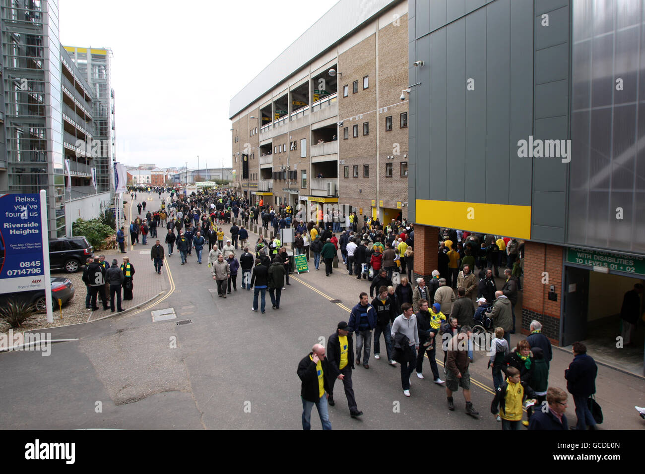 Football - Coca-Cola football League One - Norwich City / Leeds United - Carrow Road. Ventilateurs à l'extérieur de Carrow Road avant le début Banque D'Images