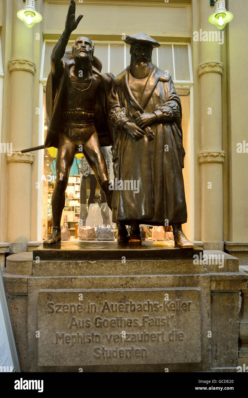 Figures de bronze représentant une scène de Faust à Leipzig Banque D'Images