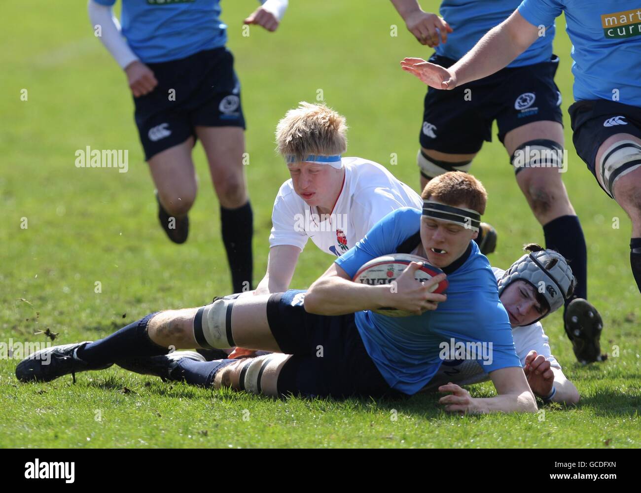 Rugby Union - Angleterre U17 / Ecosse U17 - Wellington School.L'attaquant écossais de Callum Templeton est démis par deux joueurs d'Angleterre Banque D'Images