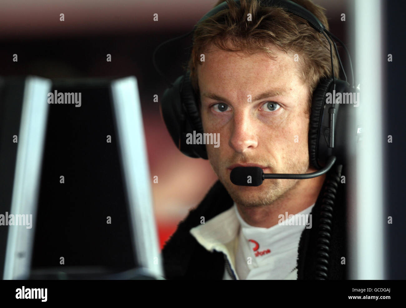 Courses automobiles - Championnat du monde de Formule 1 - Grand Prix de Bahreïn - session de pratique - circuit international de Bahreïn.Jenson Button, pilote McLaren, dans le garage pendant la séance d'essais au circuit international de Bahreïn à Sakhir, Bahreïn. Banque D'Images