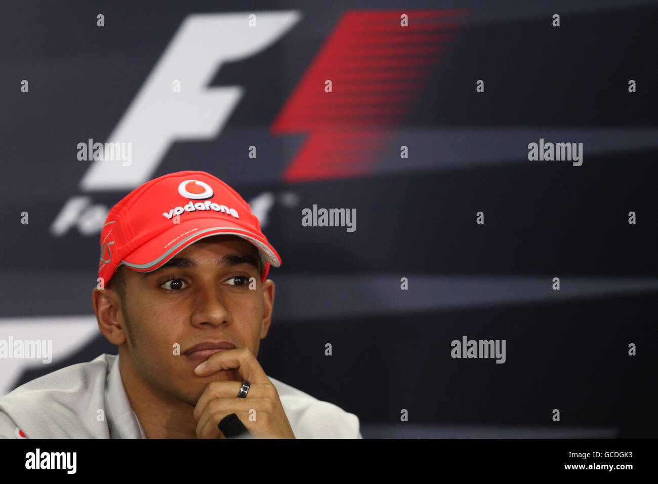 Les pilotes McLaren Jenson Button (en haut à gauche) et Lewis Hamilton (en haut à droite) avec Fernando Alonso de Ferrari (en bas à gauche) et Michael Shumacher, pilote Mercedes, lors de la conférence de presse qui se tiendra pendant la journée des Paddock au circuit international de Bahreïn à Sakhir, Bahreïn. Banque D'Images