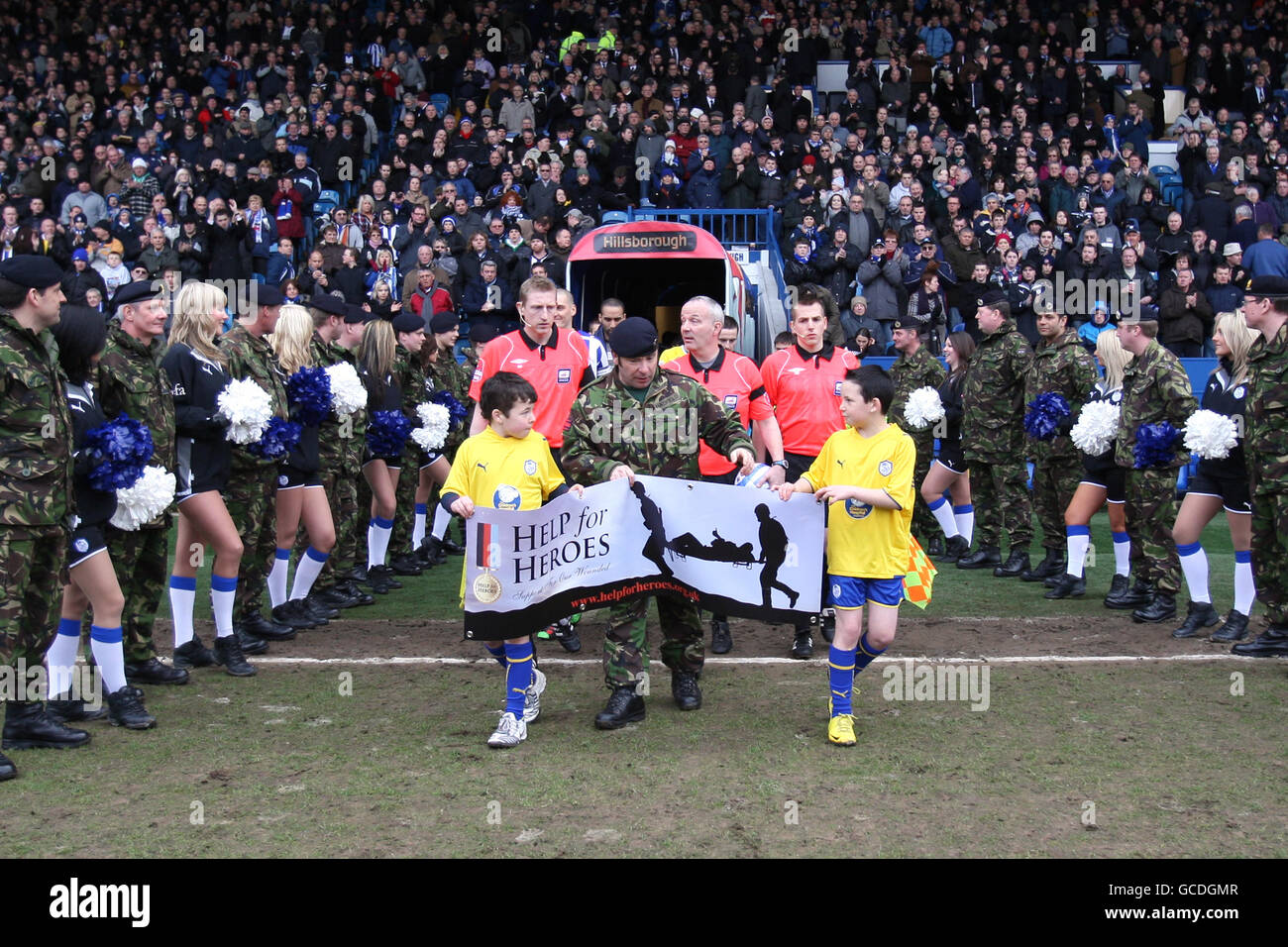 Football - Coca-Cola football League Championship - Sheffield Wednesday v Leicester City - Hillsborough.Une garde d'honneur en tant que membre des forces armées mène les équipes dans le cadre de la campagne d'aide aux héros Banque D'Images