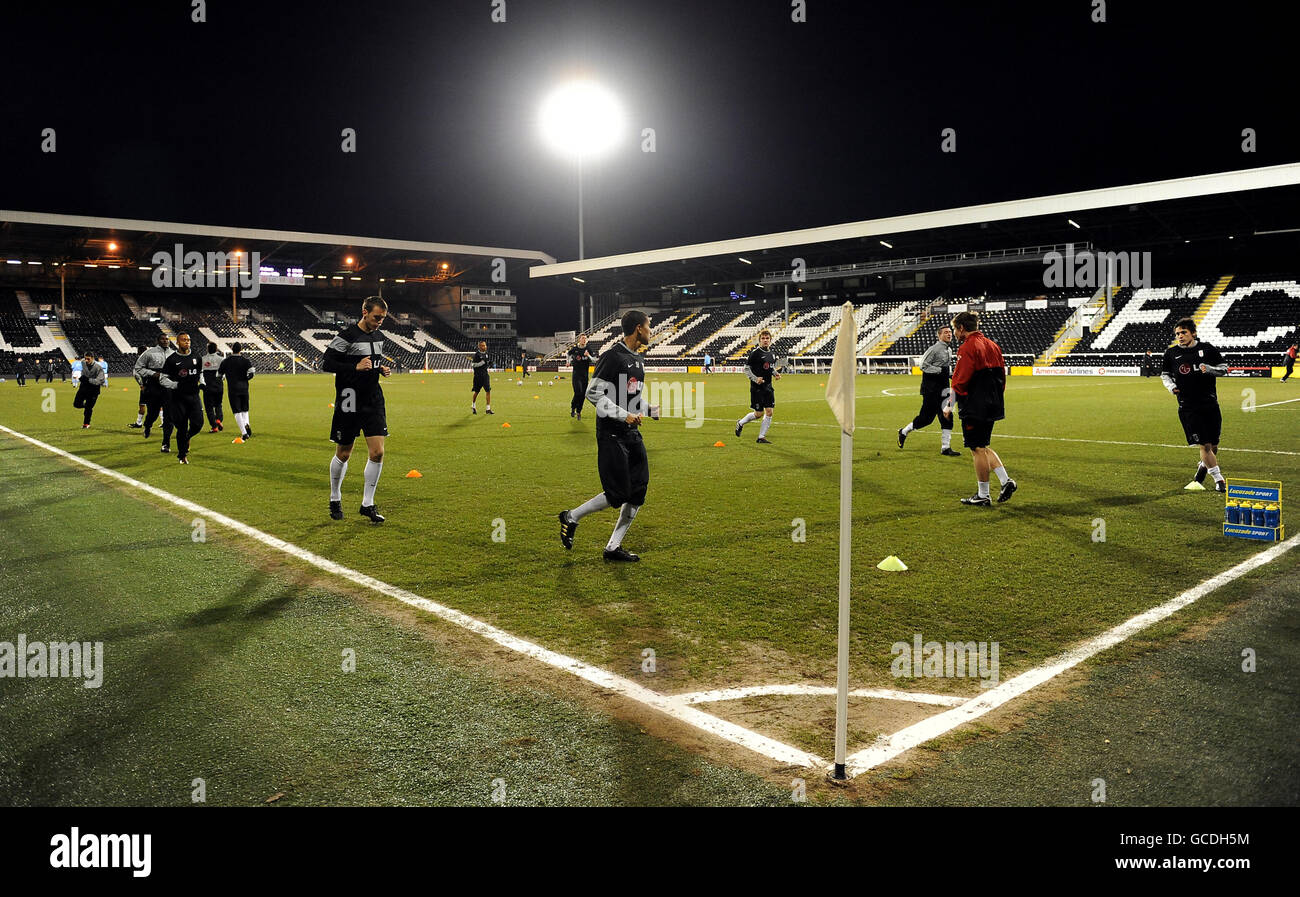 Football - FA Youth Cup - Sixième partie - Fulham v Aston Villa - Craven Cottage. Les joueurs de Fulham se réchauffent avant le match au Craven Cottage Banque D'Images