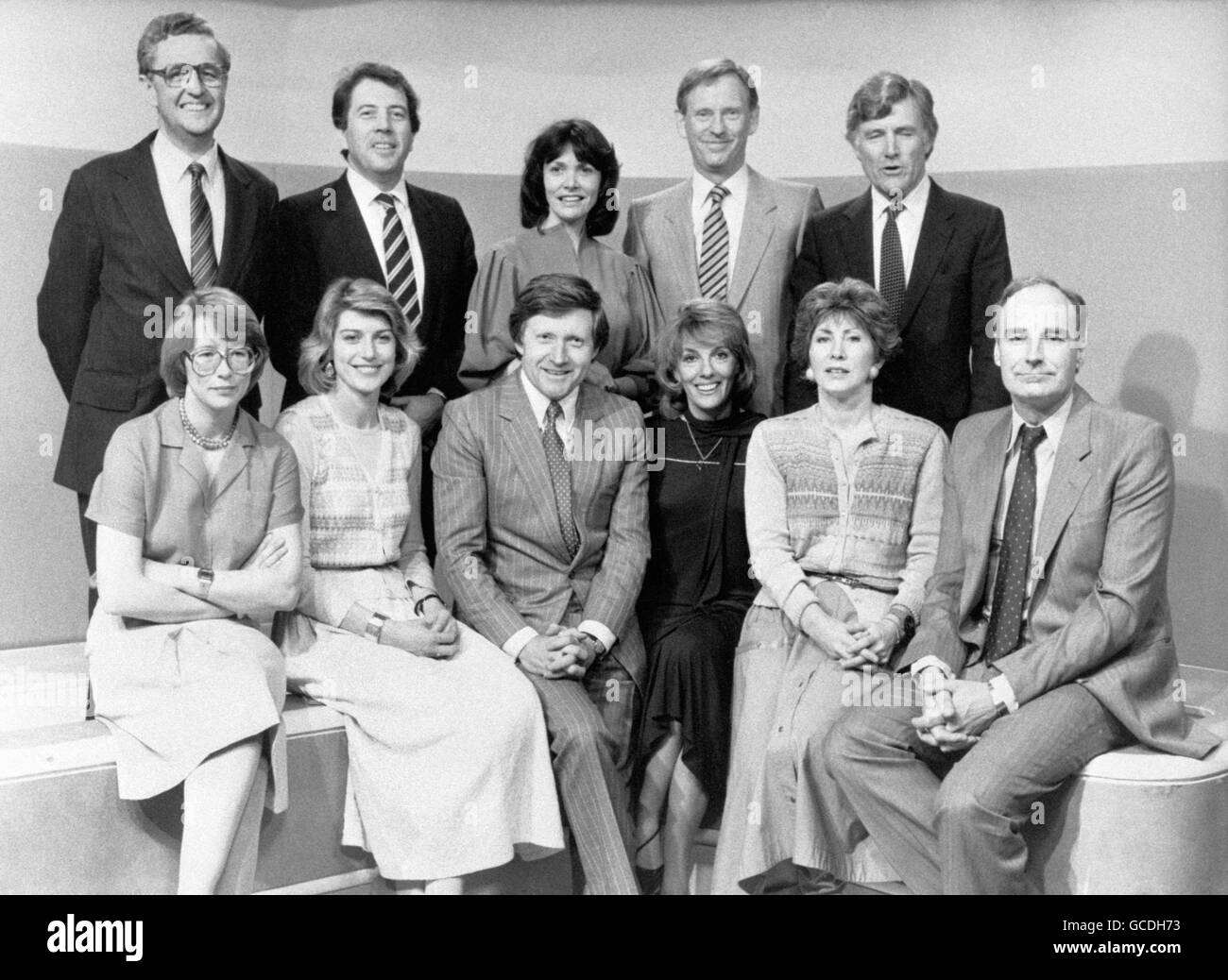 L'équipe de la BBC de nuit d'élection s'alignent avec son ancre, David Dimbleby. Première rangée, de gauche à droite : Linda Alexander, Selina Scott, David Dimbleby, Esther Rantzen, Valerie Singleton et Peter Snow. Rangée arrière, de gauche à droite : John Cole, Donald MacCormick, Joan Bakewell, Richard Lindley et Fred Emery. Le présentateur qui manque est le journaliste Vincent Hanna. Banque D'Images