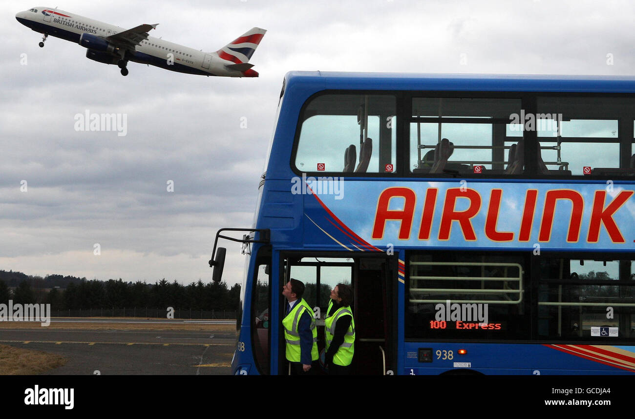 Un avion de British Airways déferle au lancement de la nouvelle flotte de 14 nouveaux bus Airlink de Lothian, d'une valeur de 3 millions de livres, les bus transporteront des passagers de l'aéroport d'Édimbourg au centre-ville, lorsqu'ils seront mis en service le 28 mars. Banque D'Images