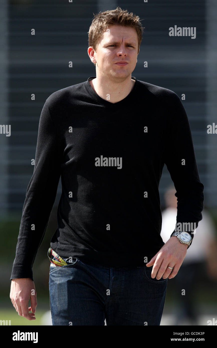 Courses automobiles - Championnat du monde de Formule 1 - Grand Prix de Bahreïn - qualification - circuit international de Bahreïn.Jake Humphrey, présentateur de la BBC, arrive avant de se qualifier au circuit international de Bahreïn à Sakhir, au Bahreïn. Banque D'Images