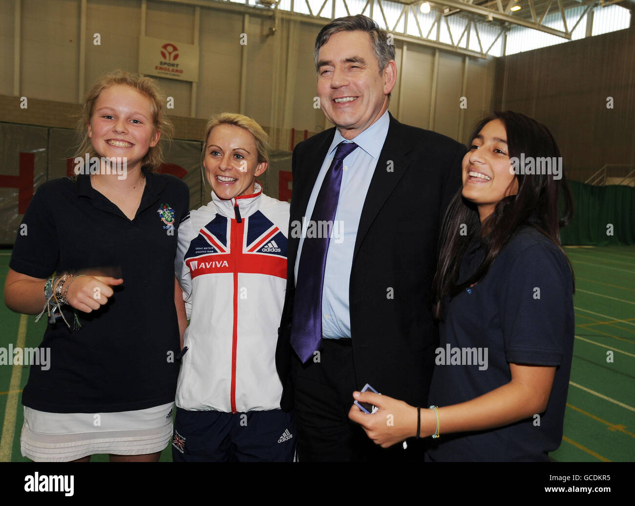 Le Premier ministre Gordon Brown rencontre les athlètes et l'athlète britannique Jenny Meadows (deuxième à gauche) qui a récemment remporté une médaille d'argent au 800m aux Championnats du monde en salle lors de sa visite au stade de la ville de Manchester aujourd'hui. Banque D'Images