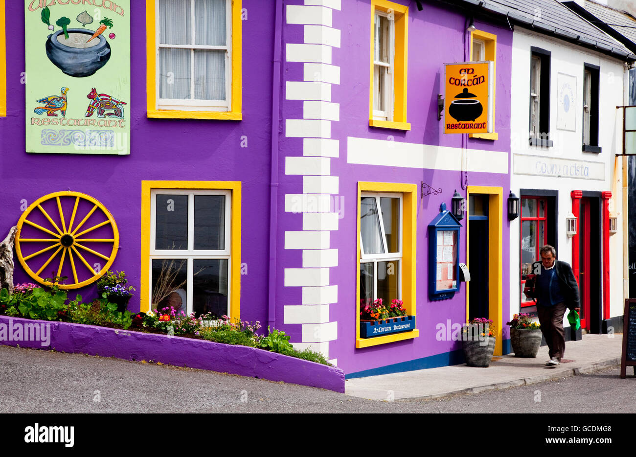 Une boutique colorée à l'angle et un par marche des piétons ; Waterville, dans le comté de Kerry, Irlande Banque D'Images