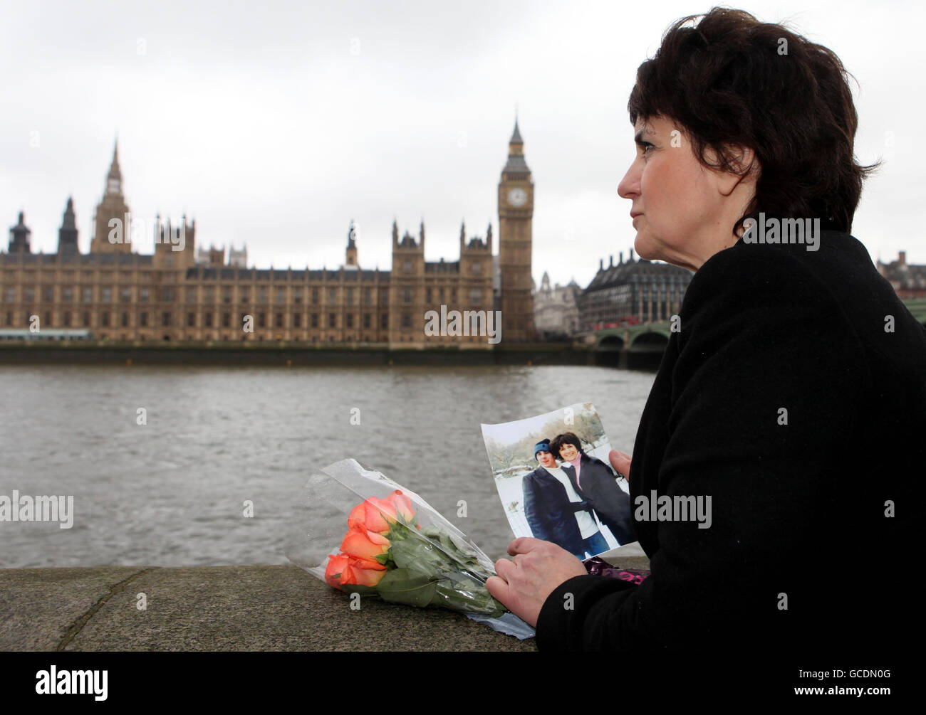 Christine Lord de Portsmouth, qui a perdu son fils Andrew, 24 ans, à la vMCJ, marque le monument commémoratif de l'ESB humaine à Londres. Banque D'Images