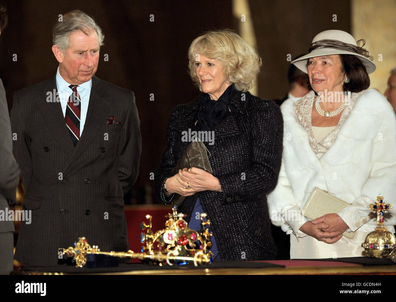 Le prince de Galles et la duchesse de Cornouailles étudient les joyaux de la couronne de la République tchèque avec Mme Livia Klaus, épouse du président Klaus, en visite au château de Prague, après leur arrivée dans la capitale tchèque au départ de Budapest en Hongrie. Banque D'Images