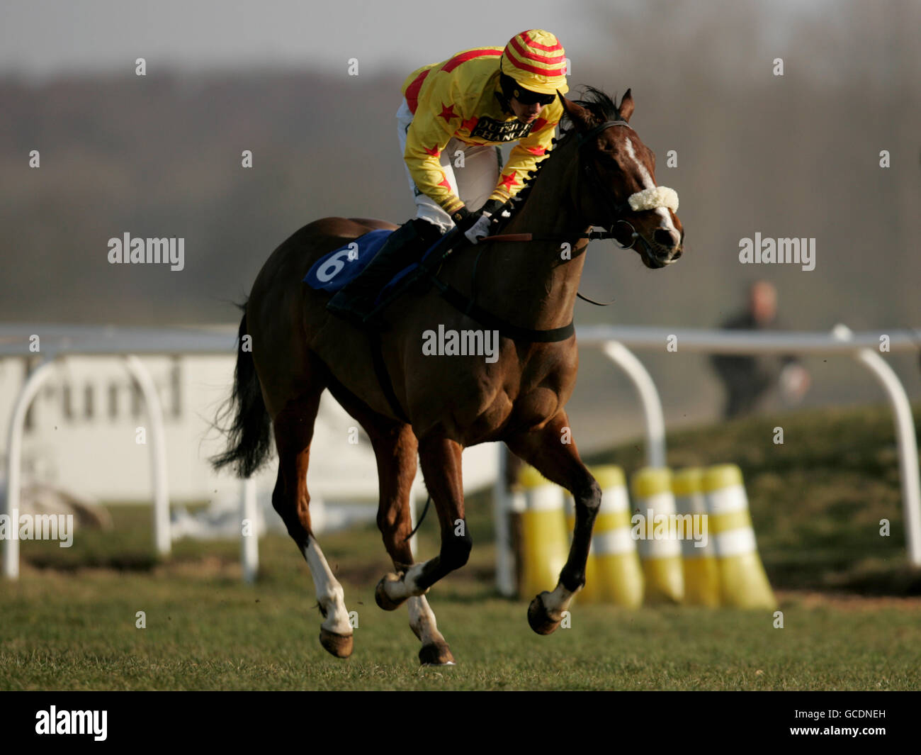 Courses hippiques - West Berkshire Mencap Day - Hippodrome de Newbury.Jockey Felix de Giles sur seulement Dreams pendant la Securason handicap Chase Banque D'Images