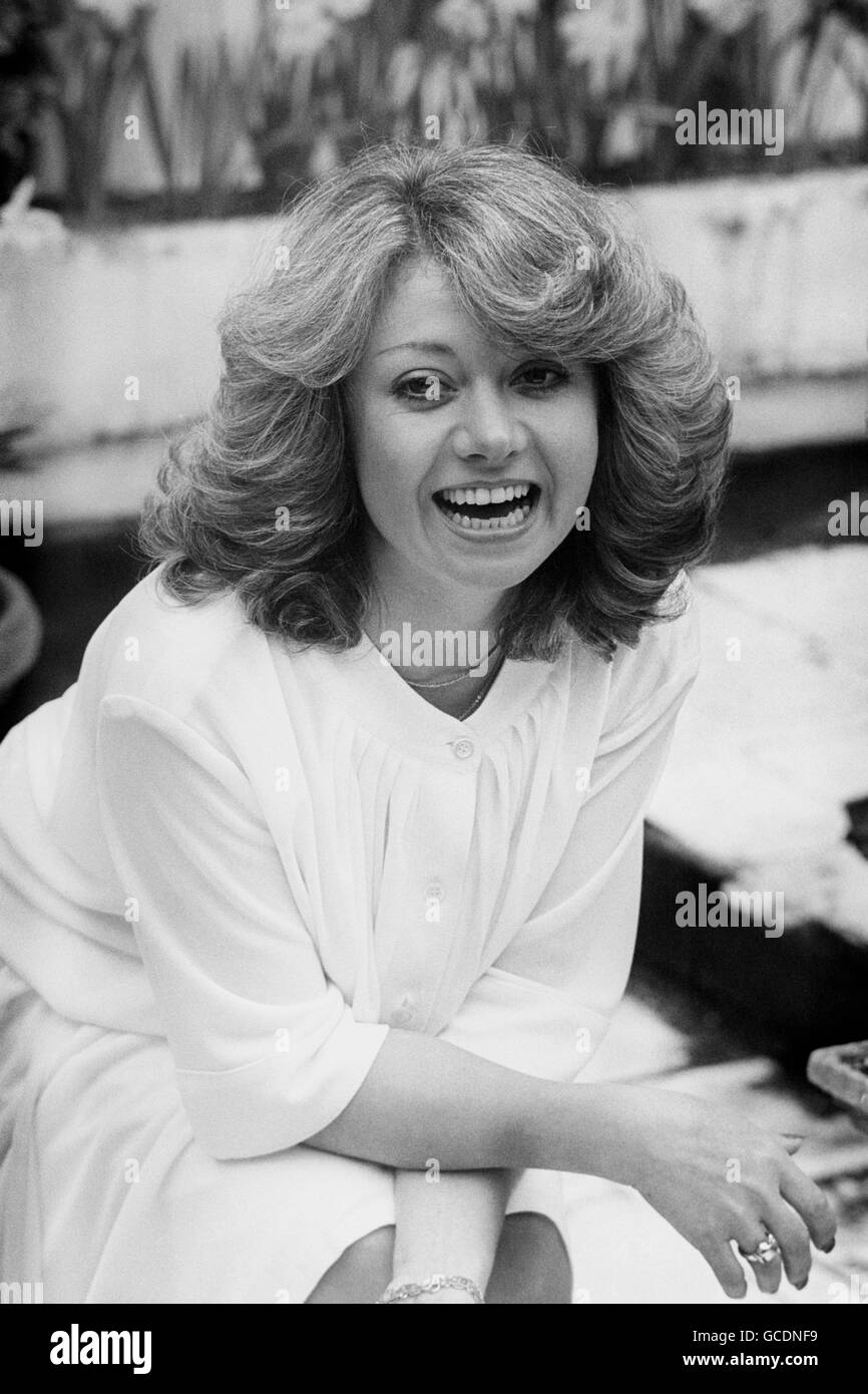L'actrice et chanteuse Elaine Paige, qui doit apparaître sous le nom d'Eva Peron dans la nouvelle comédie musicale de Rice et Lloyd-Webber, 'Evita', au Prince Edward Theatre. Banque D'Images
