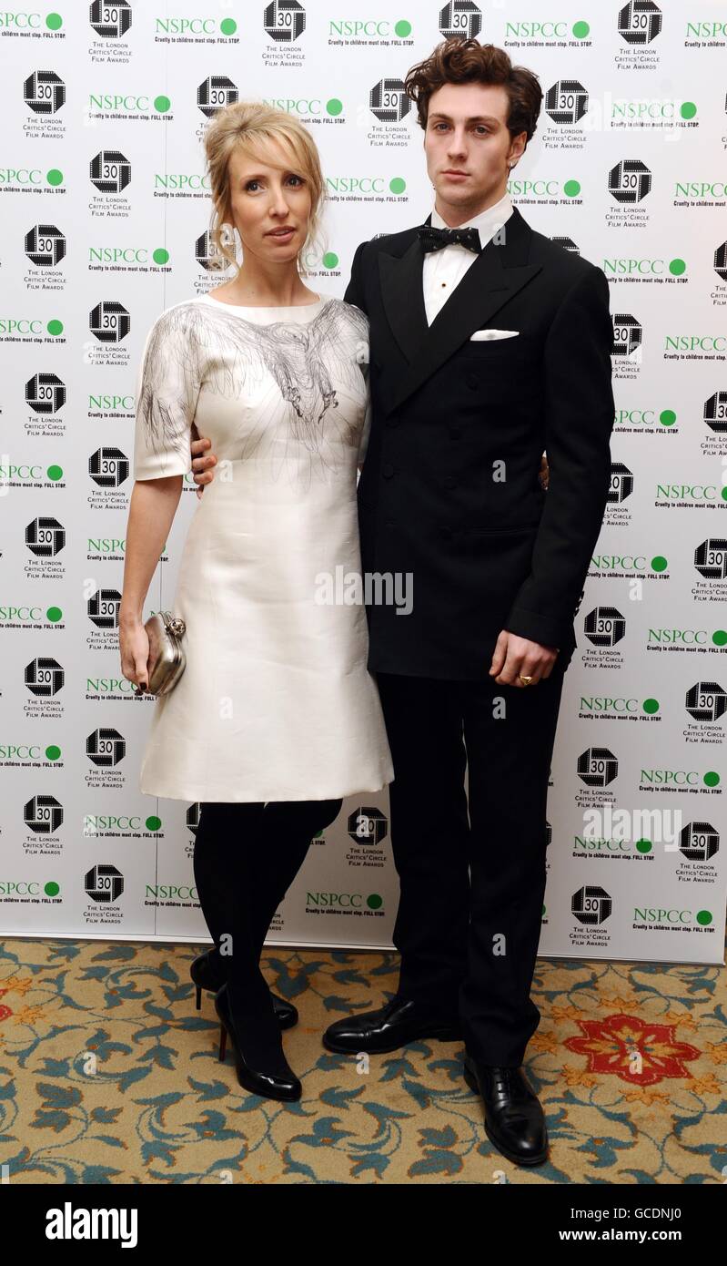 30e prix annuel du cercle des critiques du film de Londres - Londres.Sam Taylor-Wood et Aaron Johnson lors des critiques Circle Awards organisés à l'hôtel Landmark de Londres. Banque D'Images