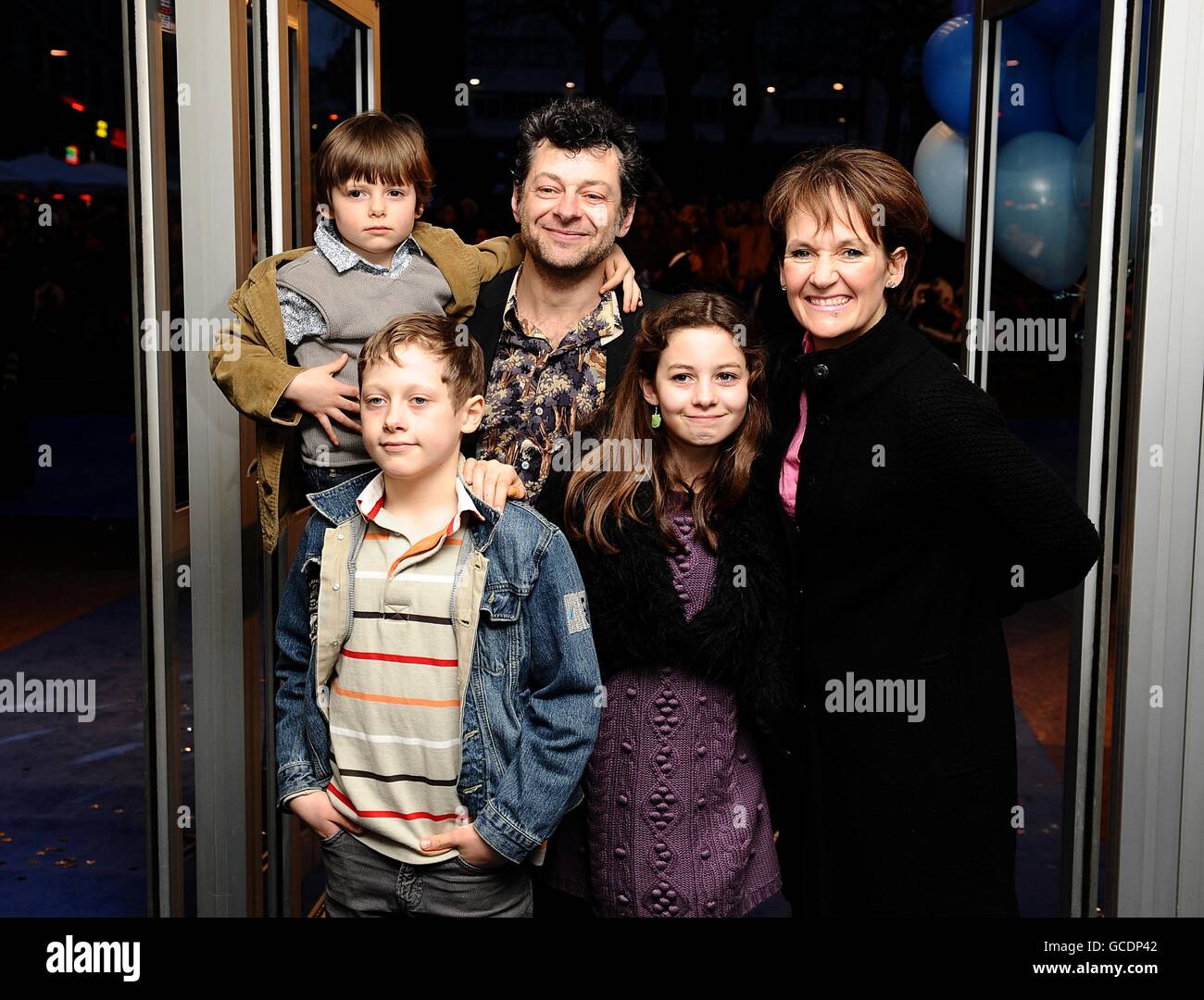 Andy Serkis avec sa femme Lorraine Ashbourne et leurs enfants, Ruby, Sonny et Louis arrivant pour la première mondiale de Nanny McPhee et du Big Bang, à l'Odeon West End, Leicester Square, Londres Banque D'Images