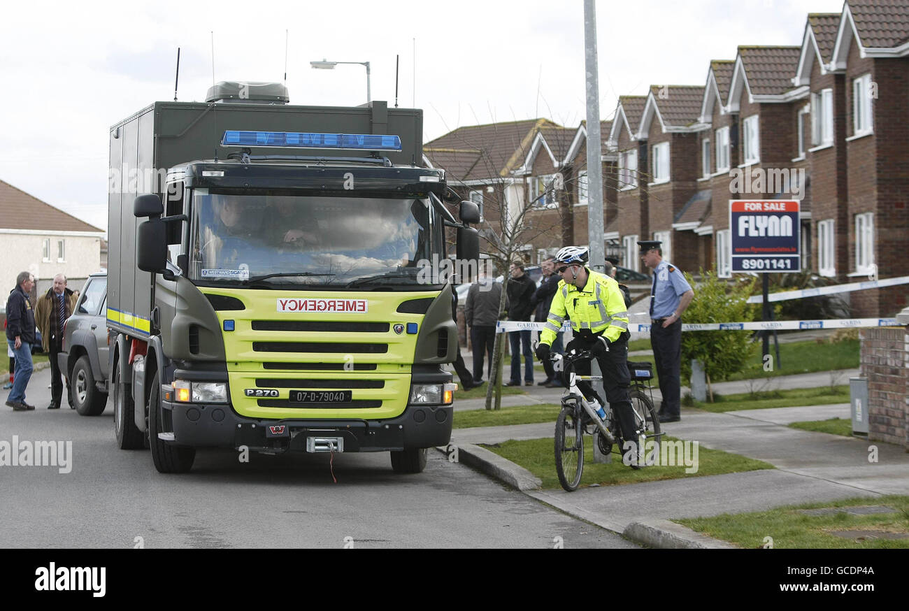 Des experts en élimination de bombes de l'armée sur les lieux d'une maison à Swords, dans le nord de Dublin, après que neuf bombes à pipe ont été trouvées cachées dans un abri de jardin de banlieue. Banque D'Images