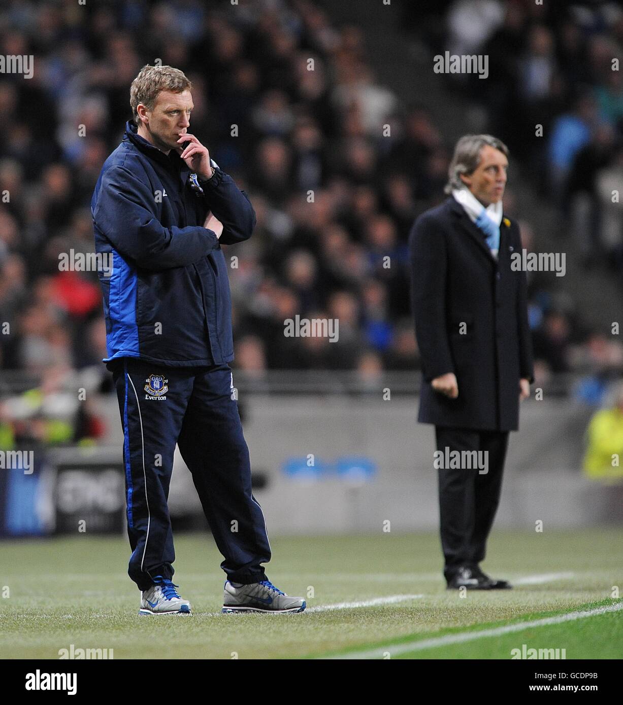 Football - Barclays Premier League - Manchester City / Everton - City of Manchester Stadium.Roberto Mancini (à droite), directeur de Manchester City, et David Moyes, directeur d'Everton sur la ligne de contact Banque D'Images