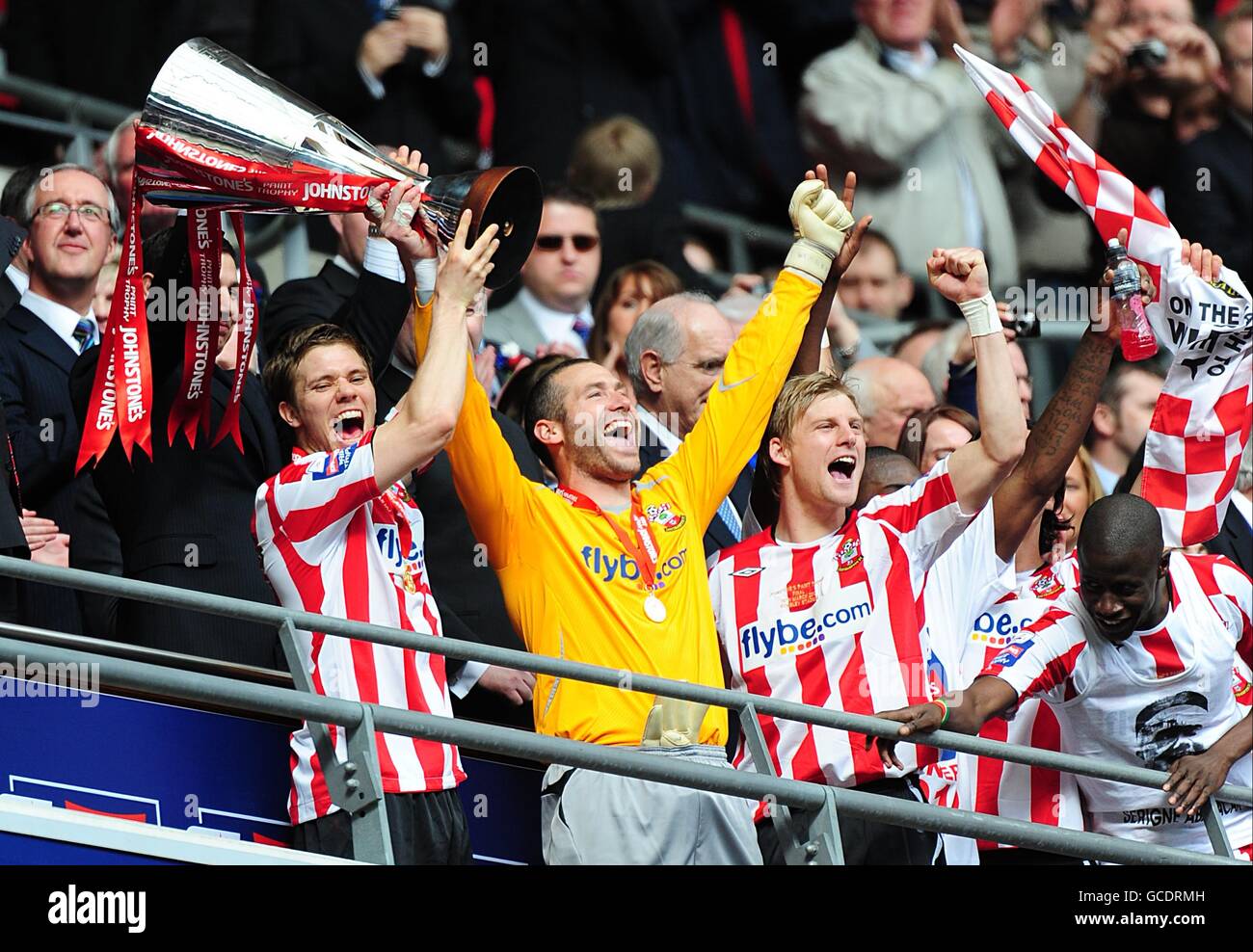 Dean Hammond, de Southampton (à gauche), lève le Johnstone's Paint Trophy avec ses coéquipiers Kelvin Davis (au centre gauche), Dan Harding (au centre droit) et Ndiaye Papa Waigo Banque D'Images