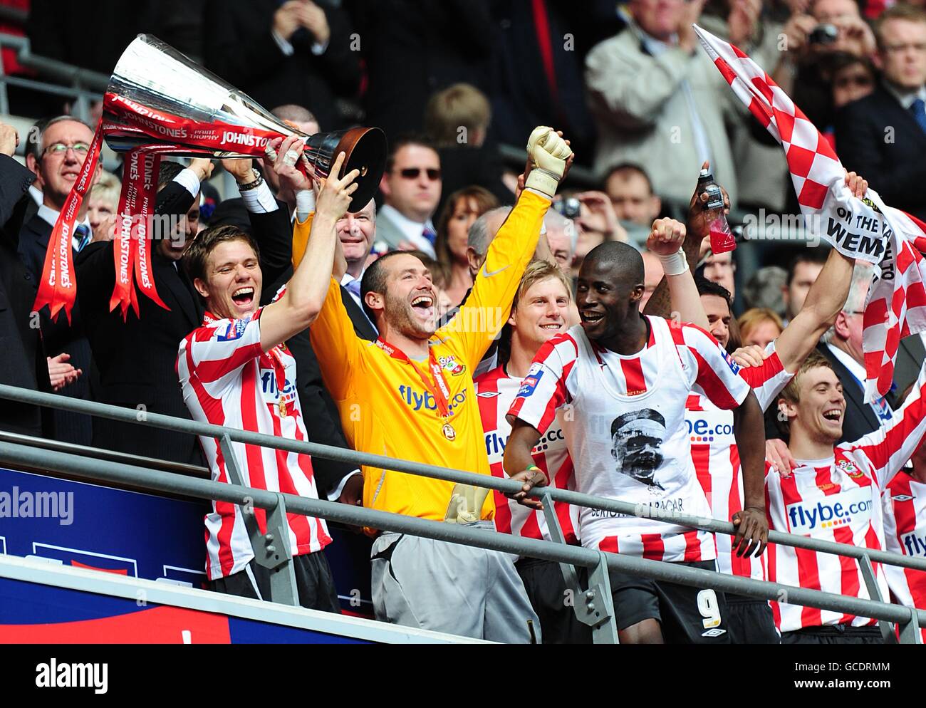 Dean Hammond, de Southampton (à gauche), lève le Johnstone's Paint Trophy avec Kelvin Davis (au centre) et Ndiaye Papa Waigo Banque D'Images