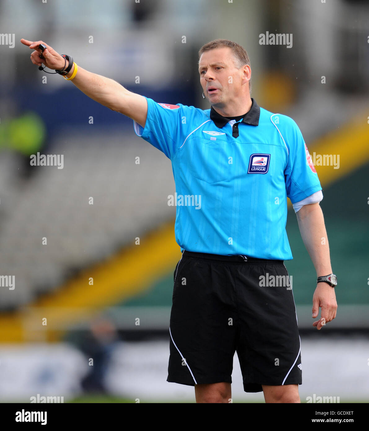 L'arbitre Mark Halsey officiant dans son premier match de ligue depuis vaincre le cancer de la gorge Banque D'Images