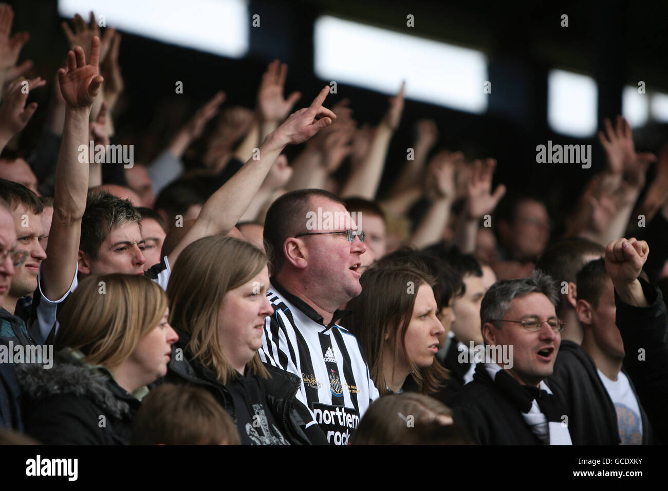 Soccer - Championnat de la ligue de football Coca-Cola - Peterborough United / Newcastle United - London Road Ground. Newcastle United fans de bonne voix dans les stands Banque D'Images