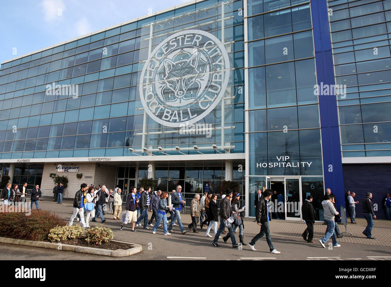 Les fans se rendent devant le Walker's Stadium avant coup d'envoi Banque D'Images