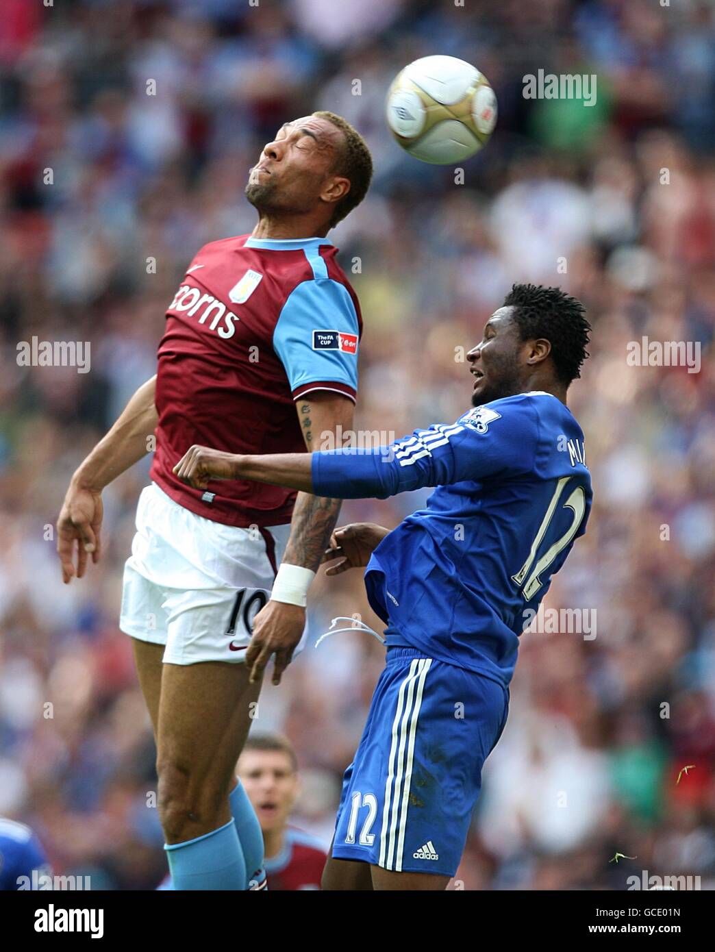 Mikel de Chelsea (à droite) et John Carew de Aston Villa se disputent la balle Banque D'Images