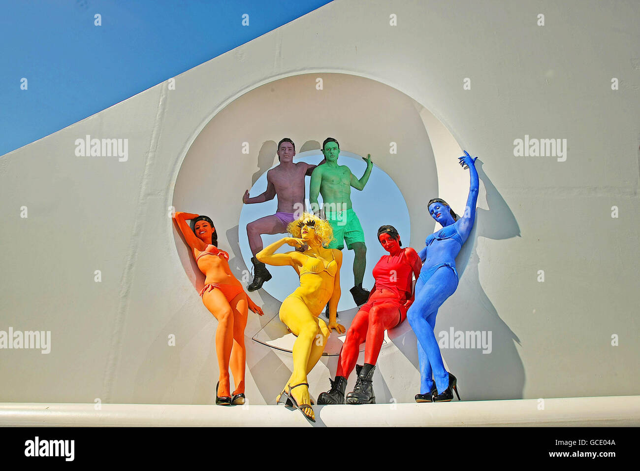 Le festival de théâtre Absolut gay 2010 est lancé avec une photo d'artistes peints dans les couleurs de la fierté sur le pont Samuel Beckett à Dublin. Banque D'Images