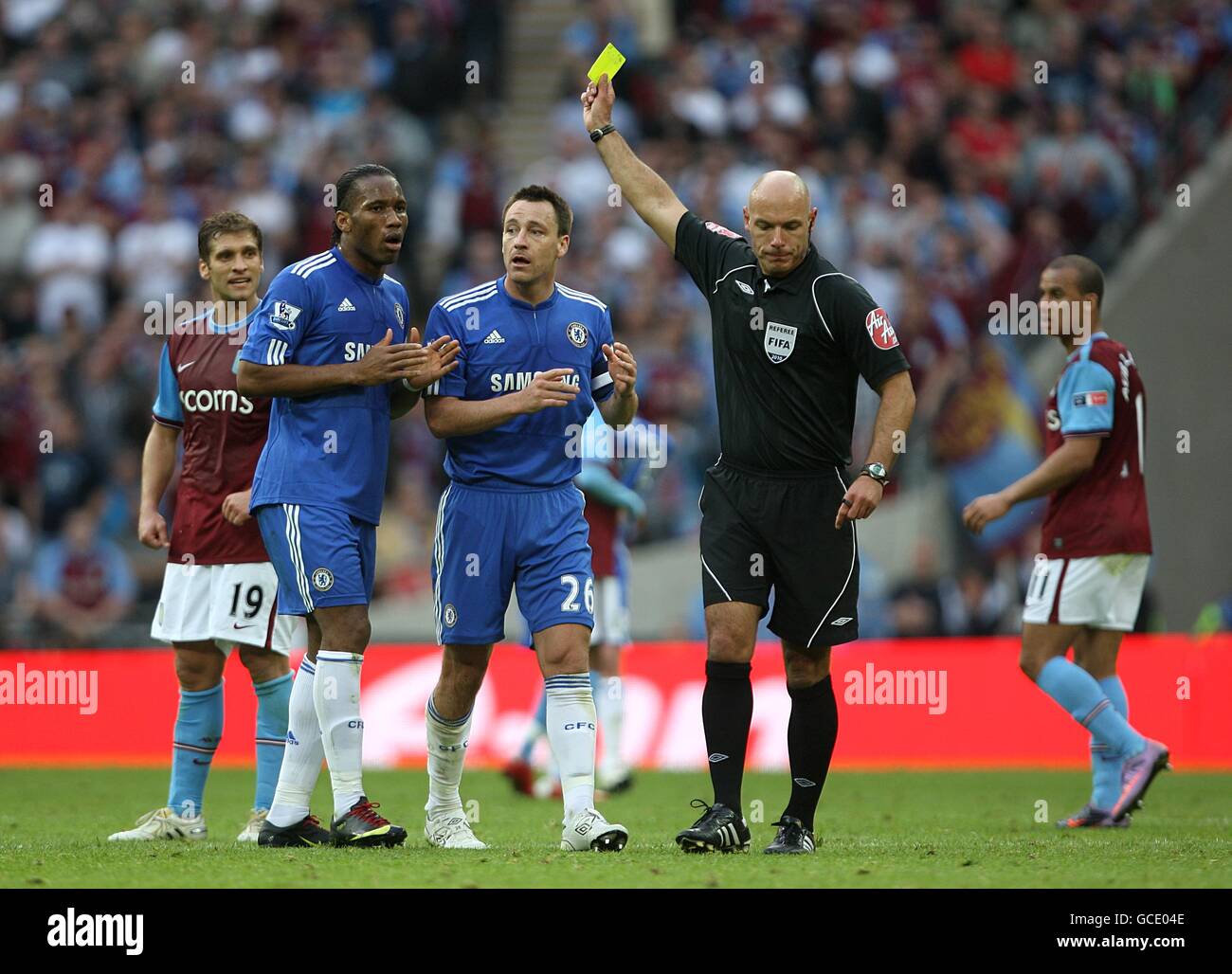 Arbitre Howard Webb et livres Didier Drogba de Chelsea Banque D'Images