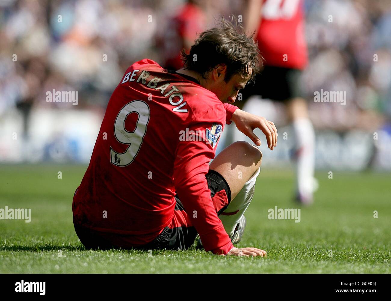 Dimitar Berbatov de Manchester United se met en place après avoir été fouillé par Vincenzo Grella de Blackburn Rovers Banque D'Images