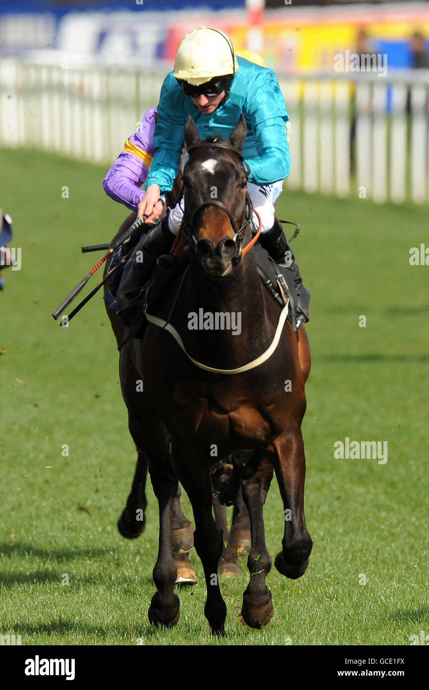 Courses hippiques - The Lincoln Meeting - Hippodrome de Doncaster.Irish Heartbeat monté par Paul Hanagan sur son chemin pour gagner le William Hill Spring Mile Banque D'Images