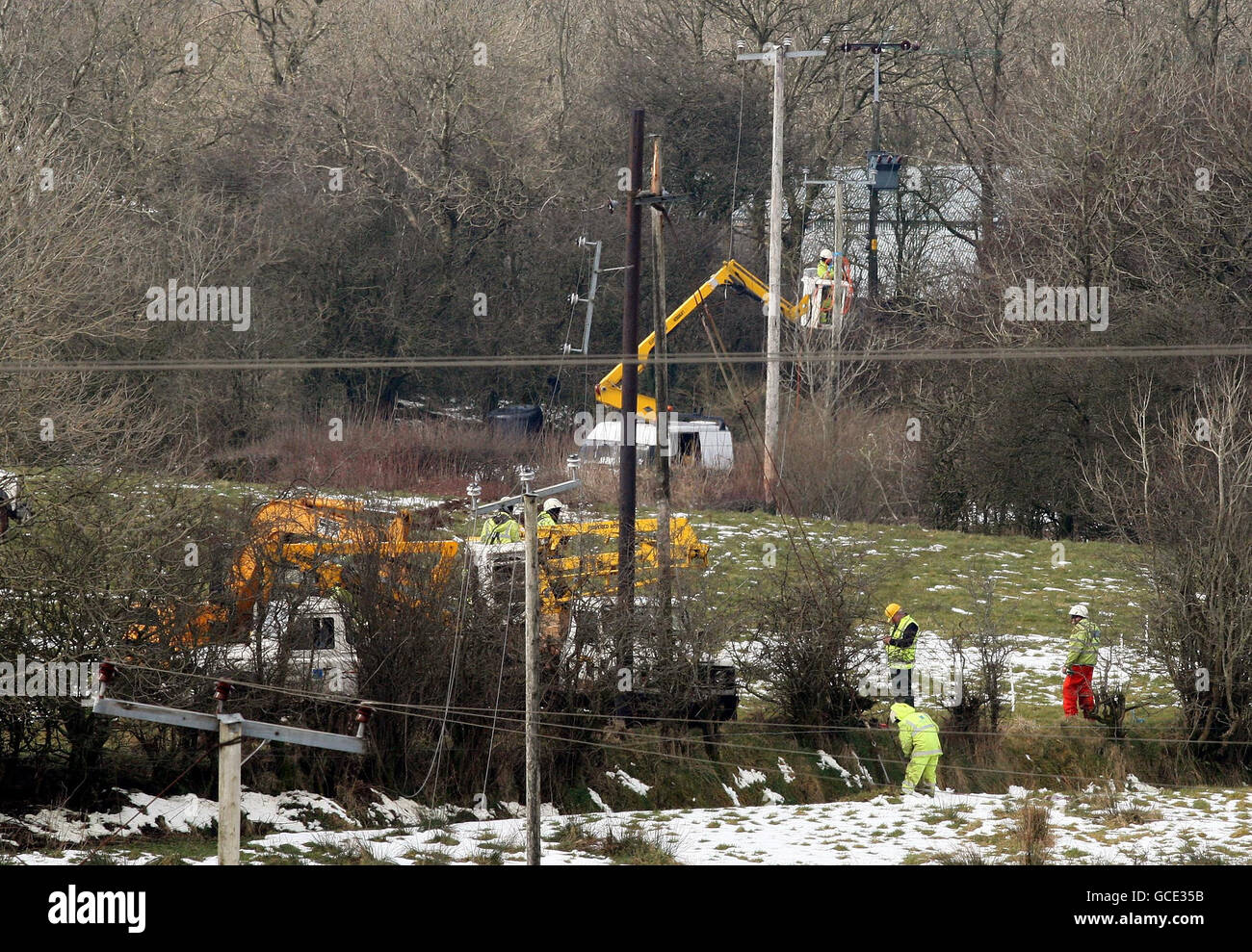 Irlande du Nord Electricité (NIE) répare les lignes endommagées par la neige dans les usines de Cloughmills à Co Antrim. Banque D'Images