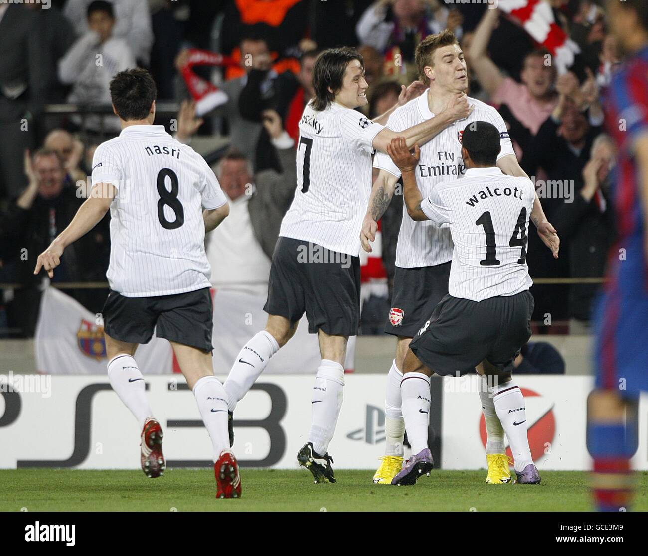 Football - UEFA Champions League - quart de finale - deuxième étape - Barcelone v Arsenal - Nou Camp.Nicklas Bendtner d'Arsenal (2e à droite) est félicité par ses coéquipiers après avoir marquant le but d'ouverture du jeu Banque D'Images