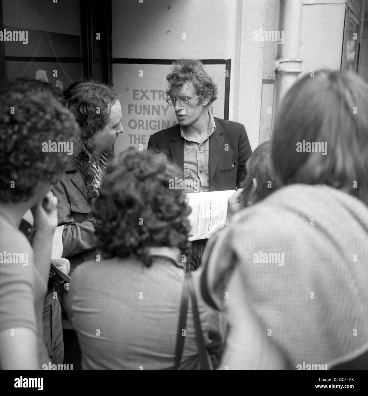 L'acteur de gauche Corin Redgrave (lunettes) pendant la pause déjeuner dans la réunion annuelle de Equity, le syndicat des acteurs. Banque D'Images
