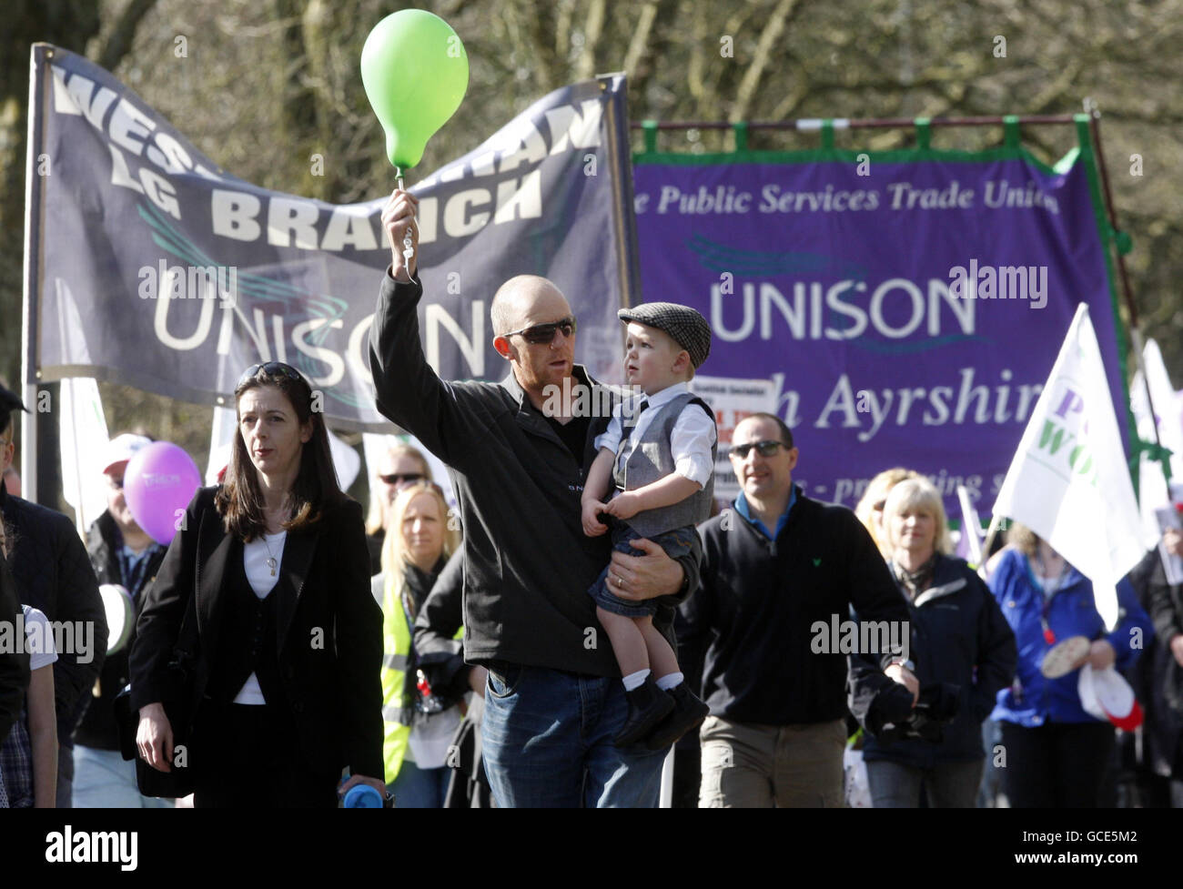 Des manifestants participent à une manifestation à Glasgow, en Écosse, contre les coupures dans les services. Banque D'Images