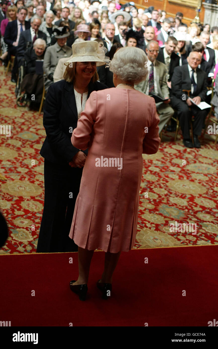 Mme Amanda Deeks de Lydney est faite un OBE par la Reine au château de Windsor. Banque D'Images